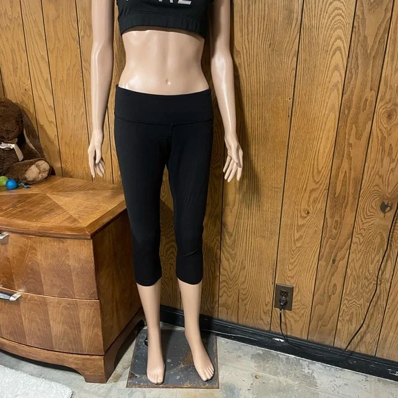 Lululemon" Wunder Under Cropped-Black-Size 8 - Picture 5 of 15